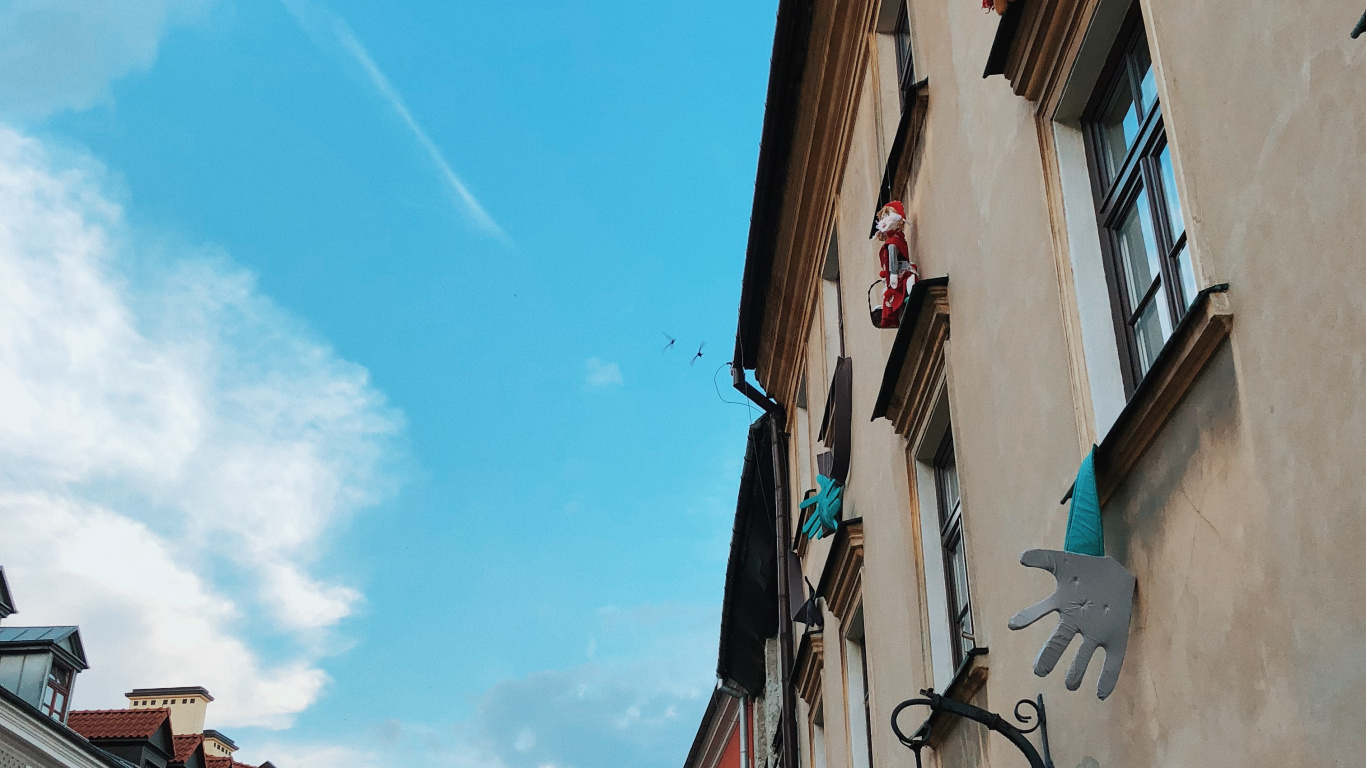 Обои окно, городок, соседство, улица, здание в разрешении 1366x768