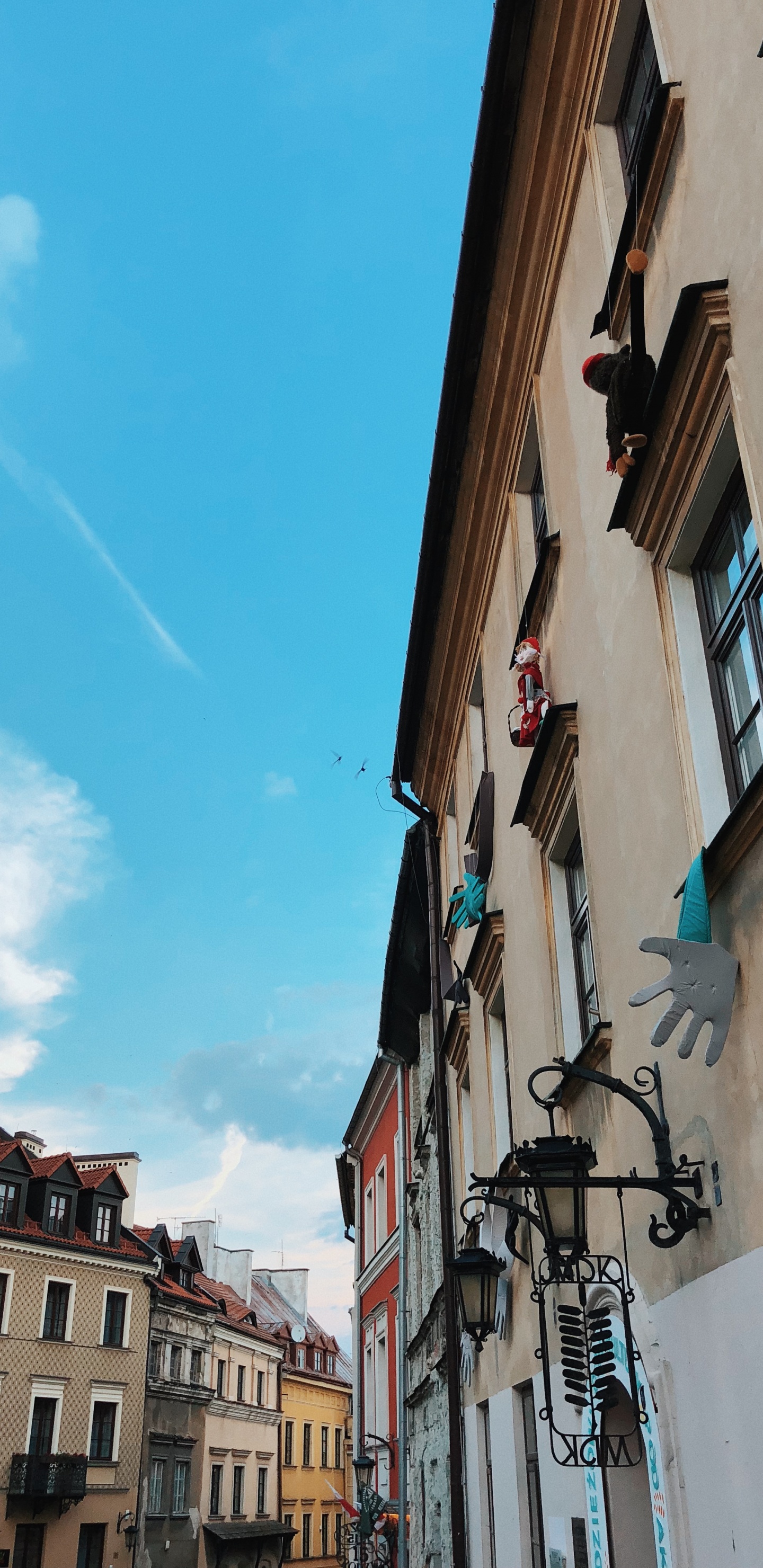 Обои окно, городок, соседство, улица, здание в разрешении 1440x2960