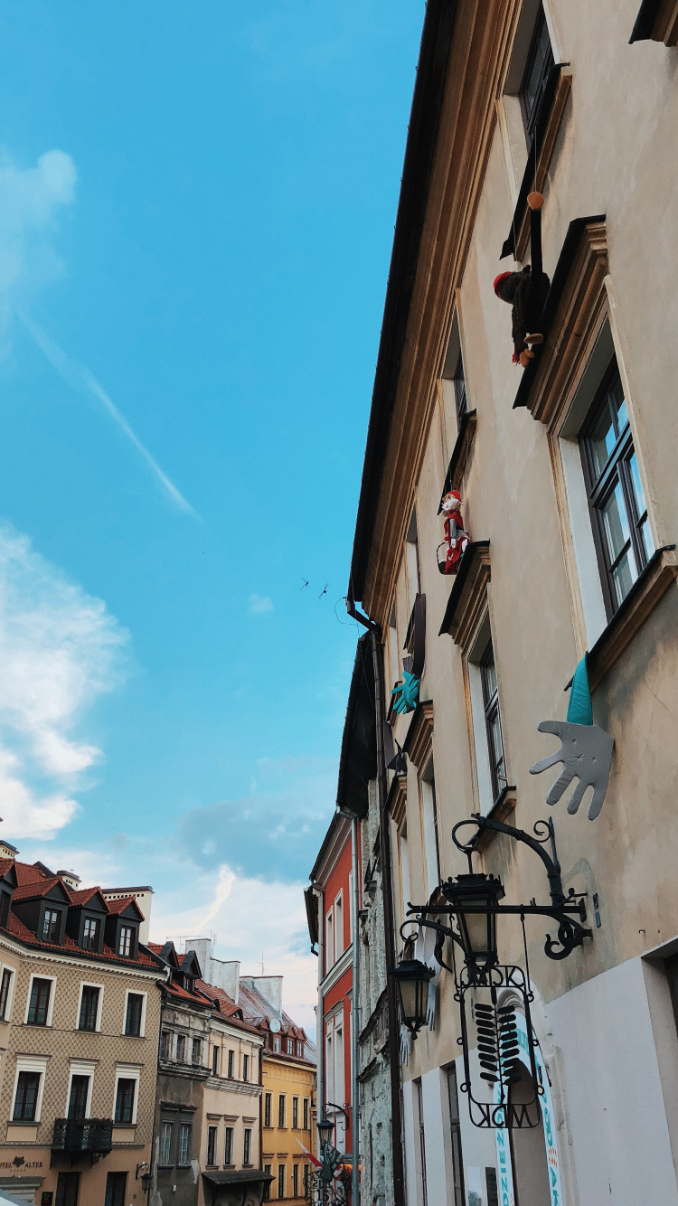 Обои окно, городок, соседство, улица, здание в разрешении 750x1334