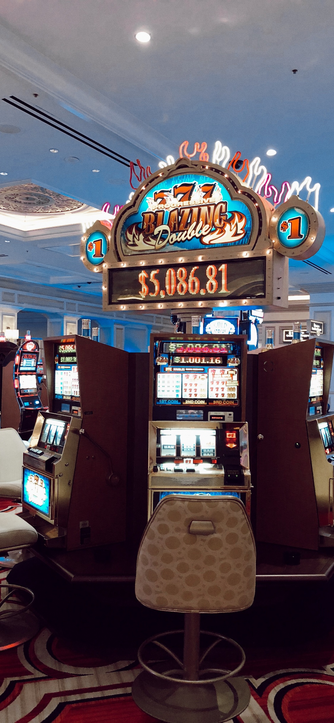 Обои Лас Вегас, США, казино, электронное устройство, игровой автомат в разрешении 1125x2436