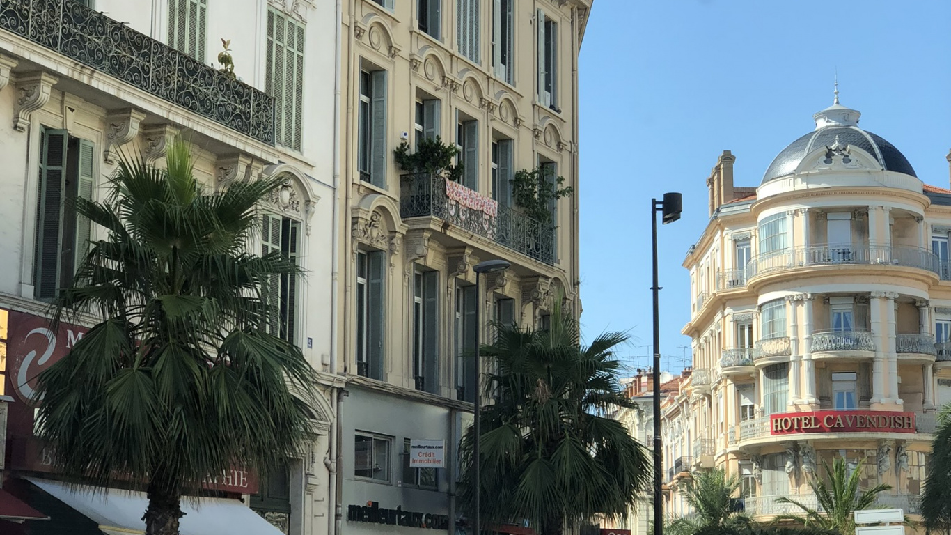 Обои улица, окно, соседство, дорога, городок в разрешении 1366x768