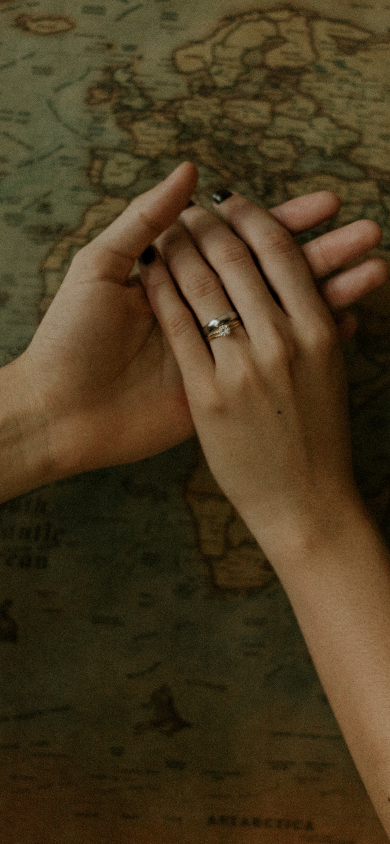 Обои архитектура, рука, крест, жест, древесина в разрешении 1242x2688