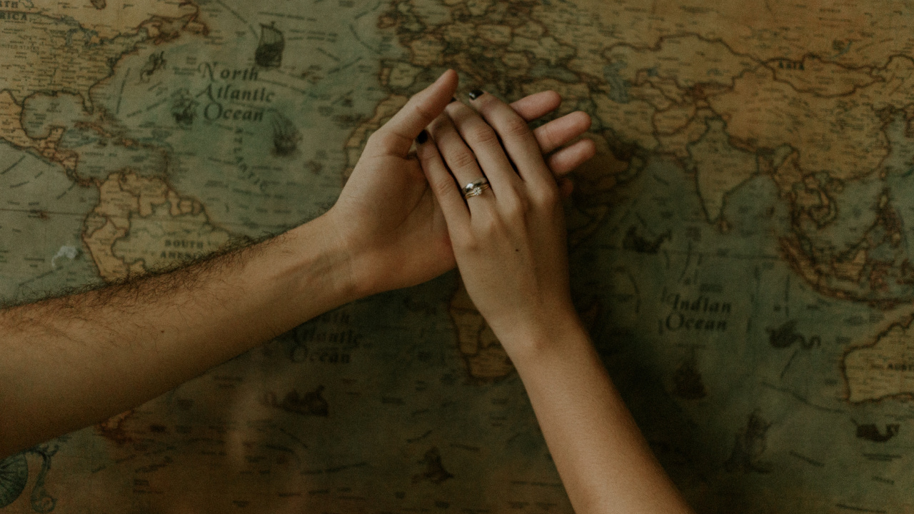 Обои архитектура, рука, крест, жест, древесина в разрешении 1280x720