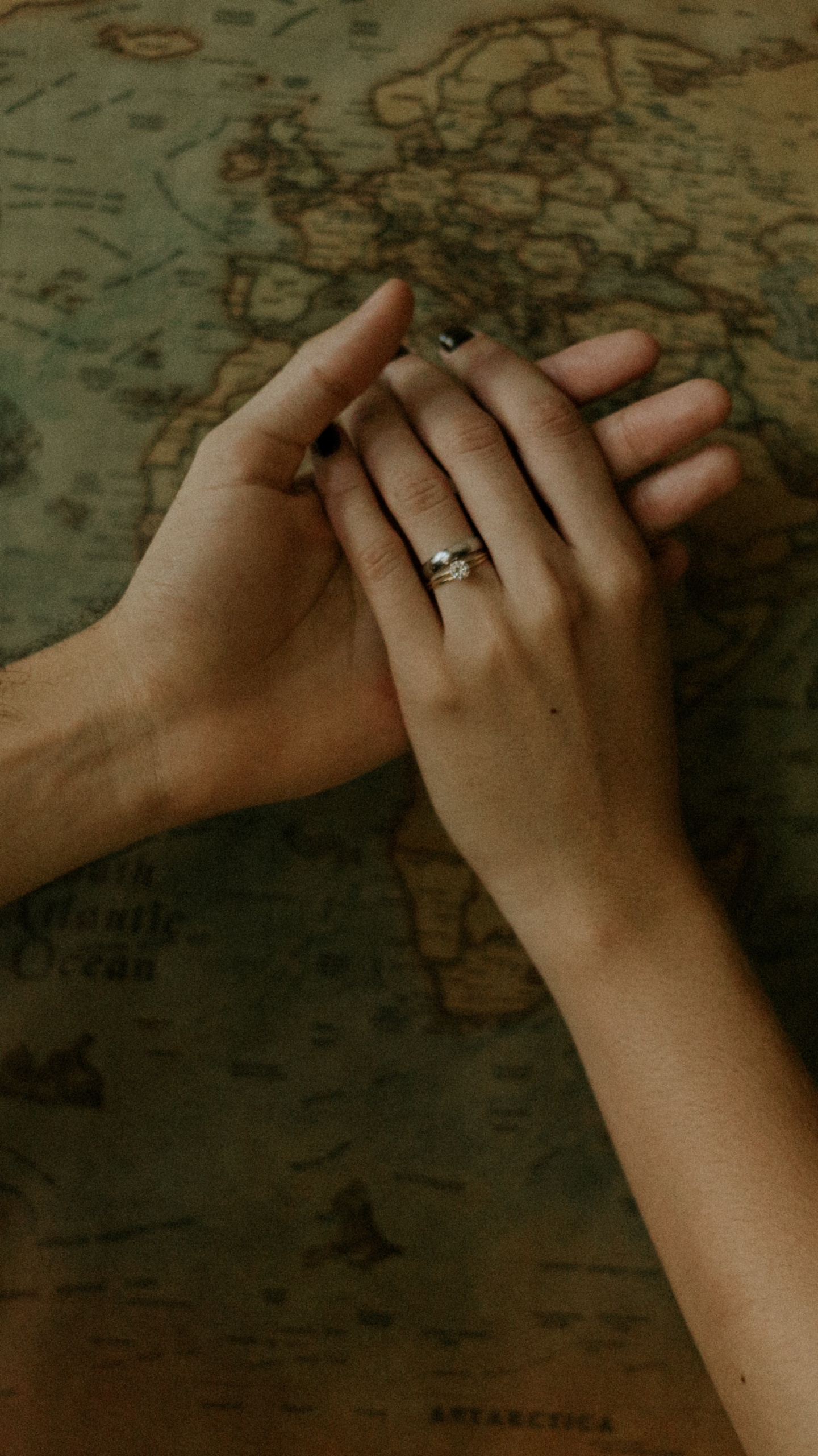 Обои архитектура, рука, крест, жест, древесина в разрешении 1440x2560