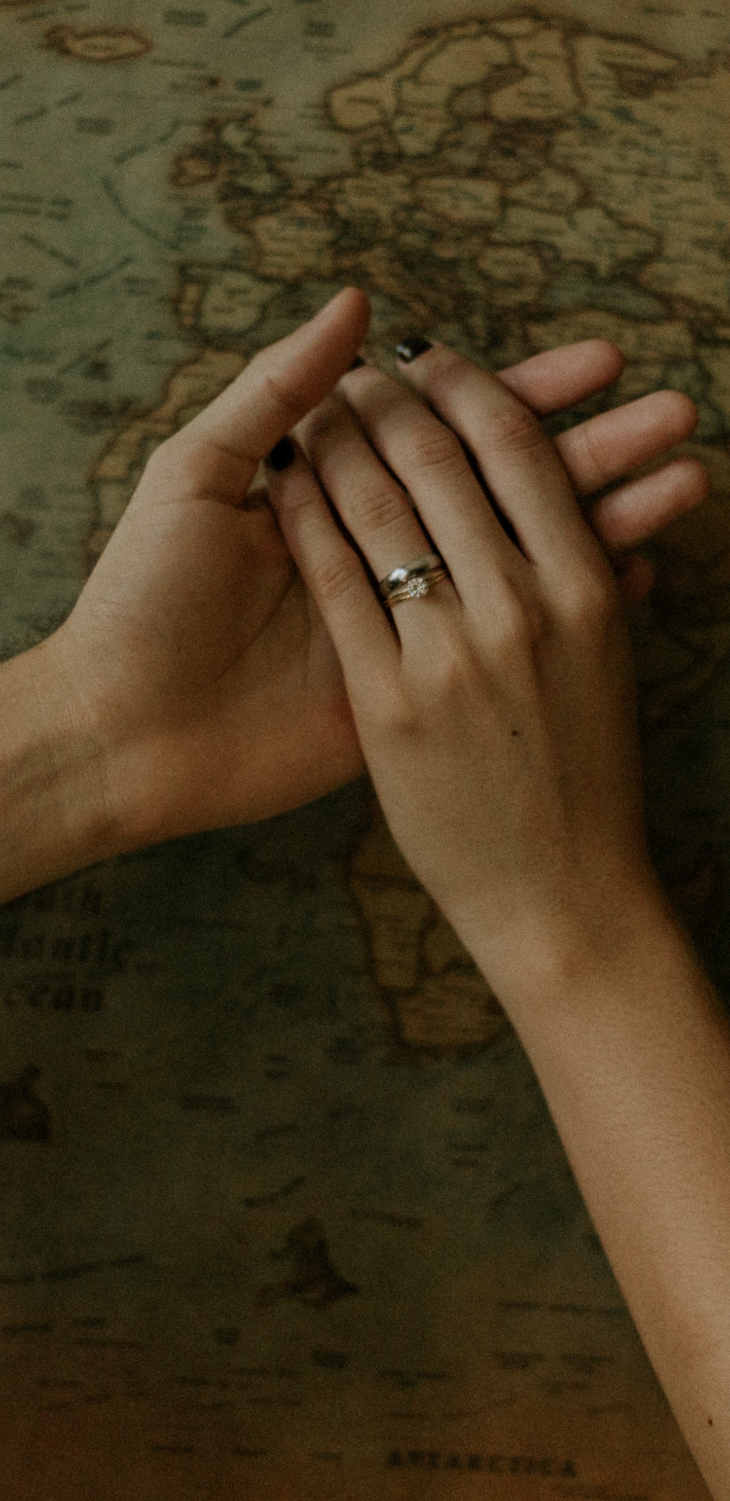 Обои архитектура, рука, крест, жест, древесина в разрешении 1440x2960