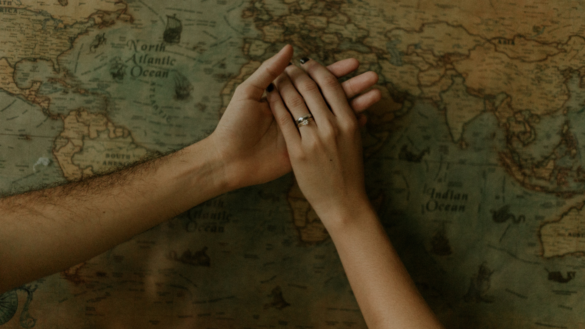 Обои архитектура, рука, крест, жест, древесина в разрешении 1920x1080