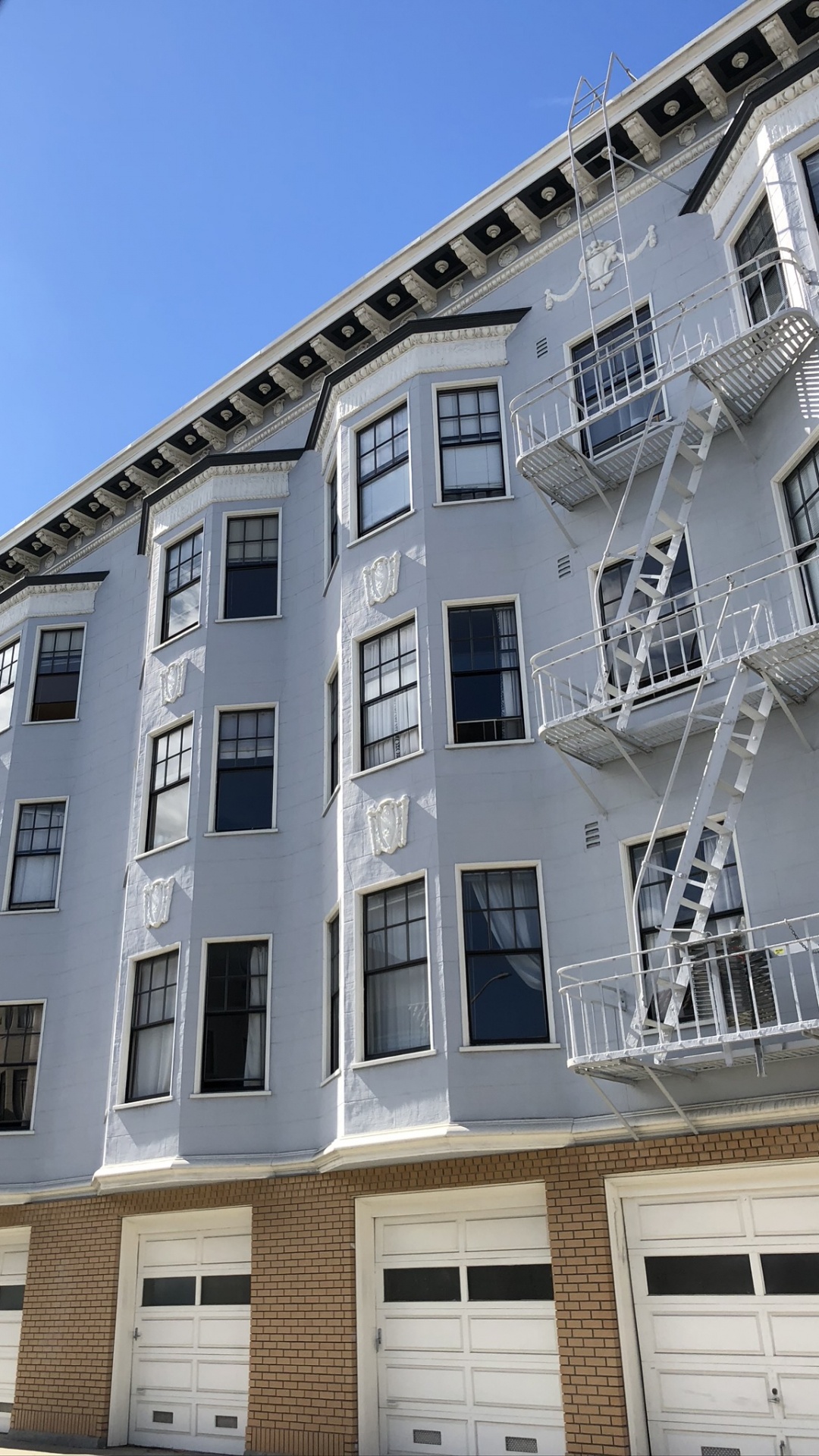 Обои архитектура, недвижимость, жилой район, окно, фасад в разрешении 1080x1920