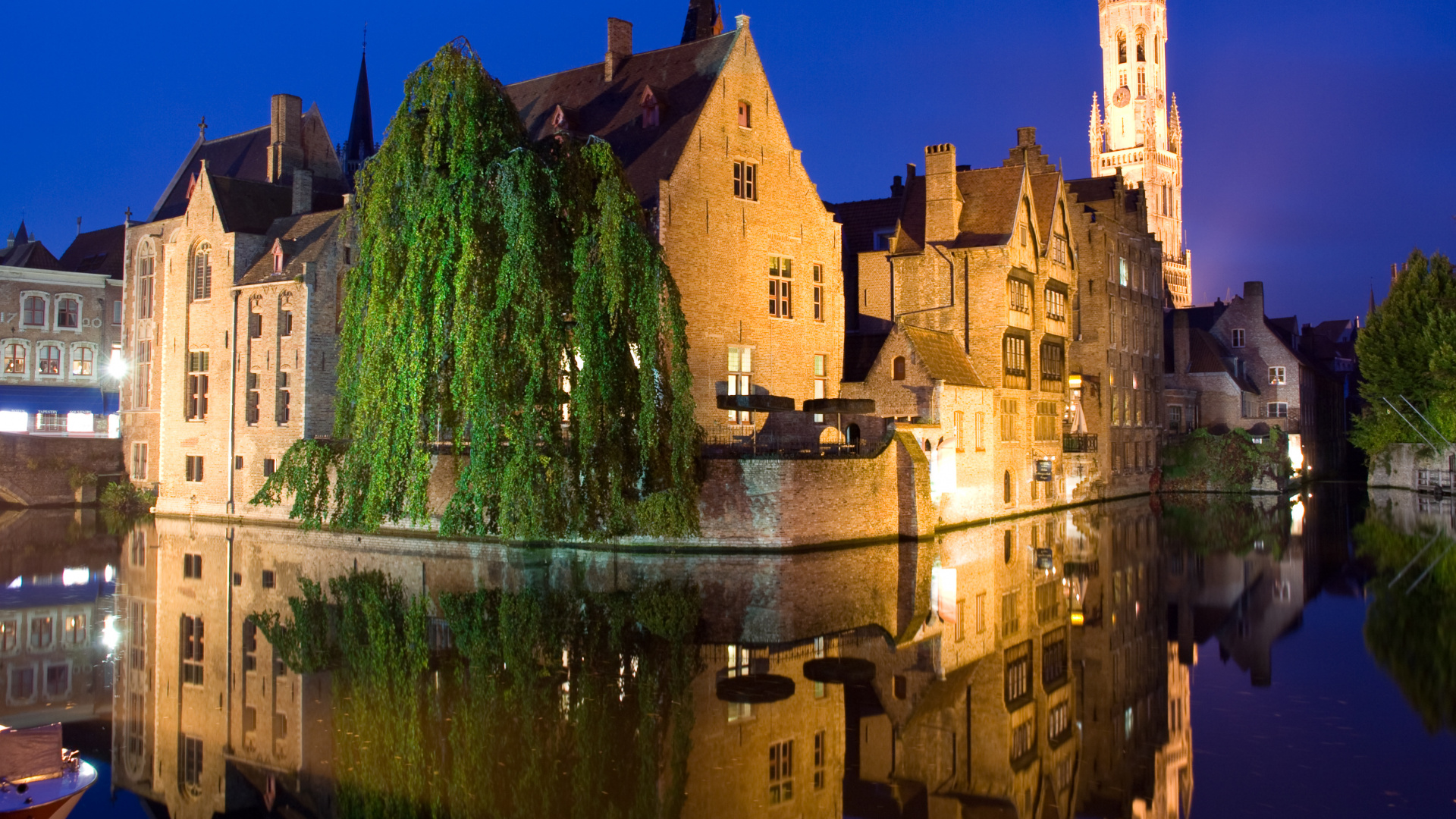 Обои туризм, отражение, водный путь, ориентир, городок в разрешении 1920x1080