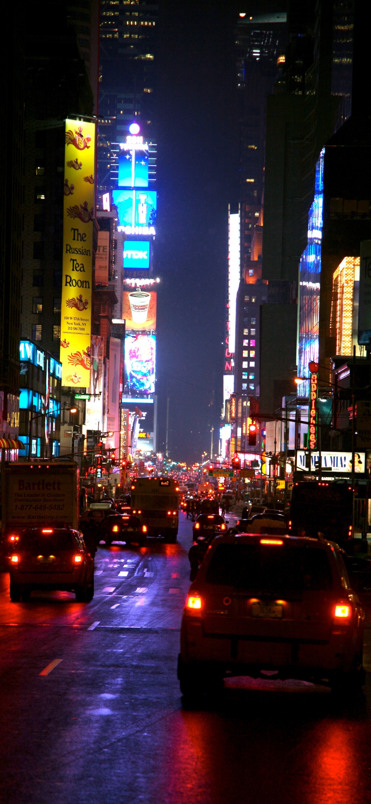 Обои улица, уличный фонарь, ночь, неоновая вывеска, метрополия в разрешении 1242x2688