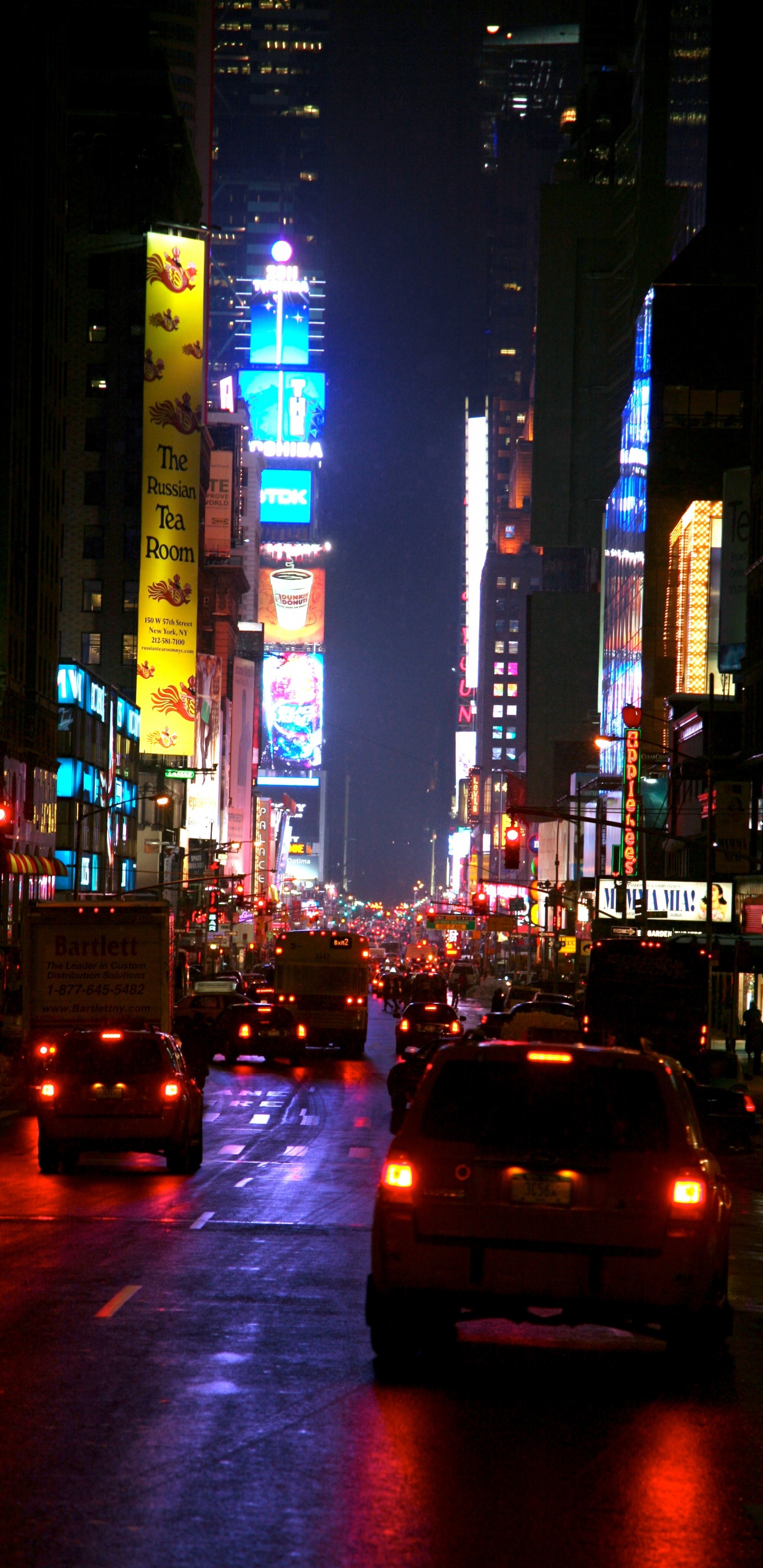 Обои улица, уличный фонарь, ночь, неоновая вывеска, метрополия в разрешении 1440x2960