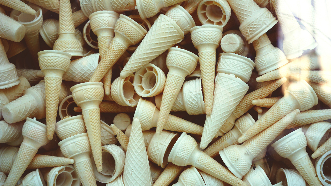 Обои рожок мороженого, мороженое, вафля, древесина, пища в разрешении 1280x720