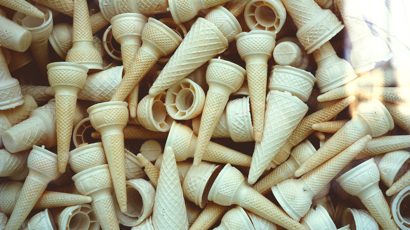 Обои рожок мороженого, мороженое, вафля, древесина, пища в разрешении 1366x768