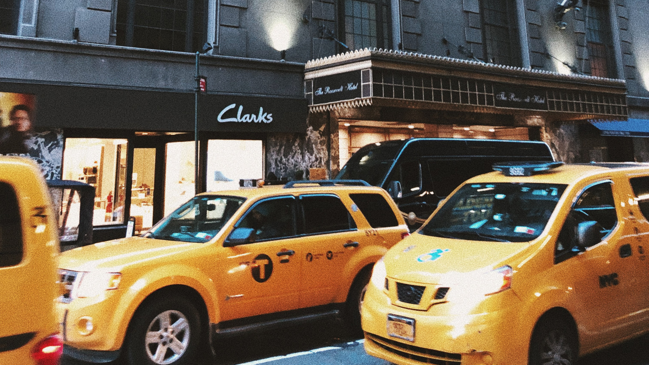 Обои компактный автомобиль, авто, желтый, городок, городской автомобиль в разрешении 1280x720