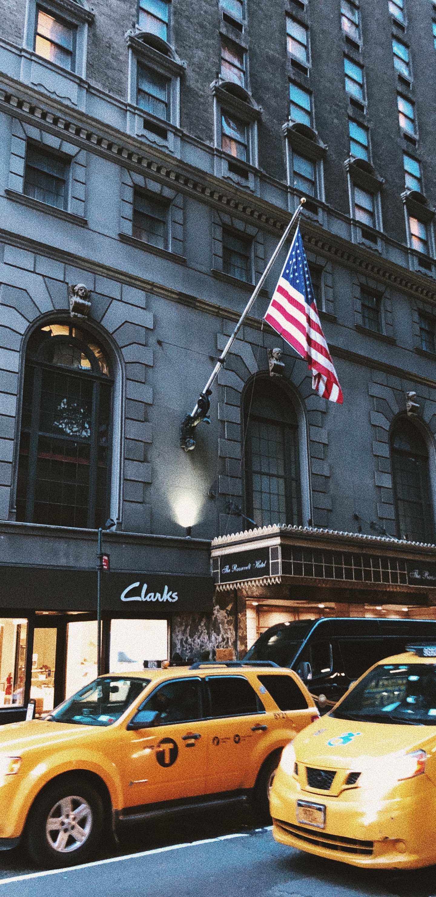 Обои компактный автомобиль, авто, желтый, городок, городской автомобиль в разрешении 1440x2960