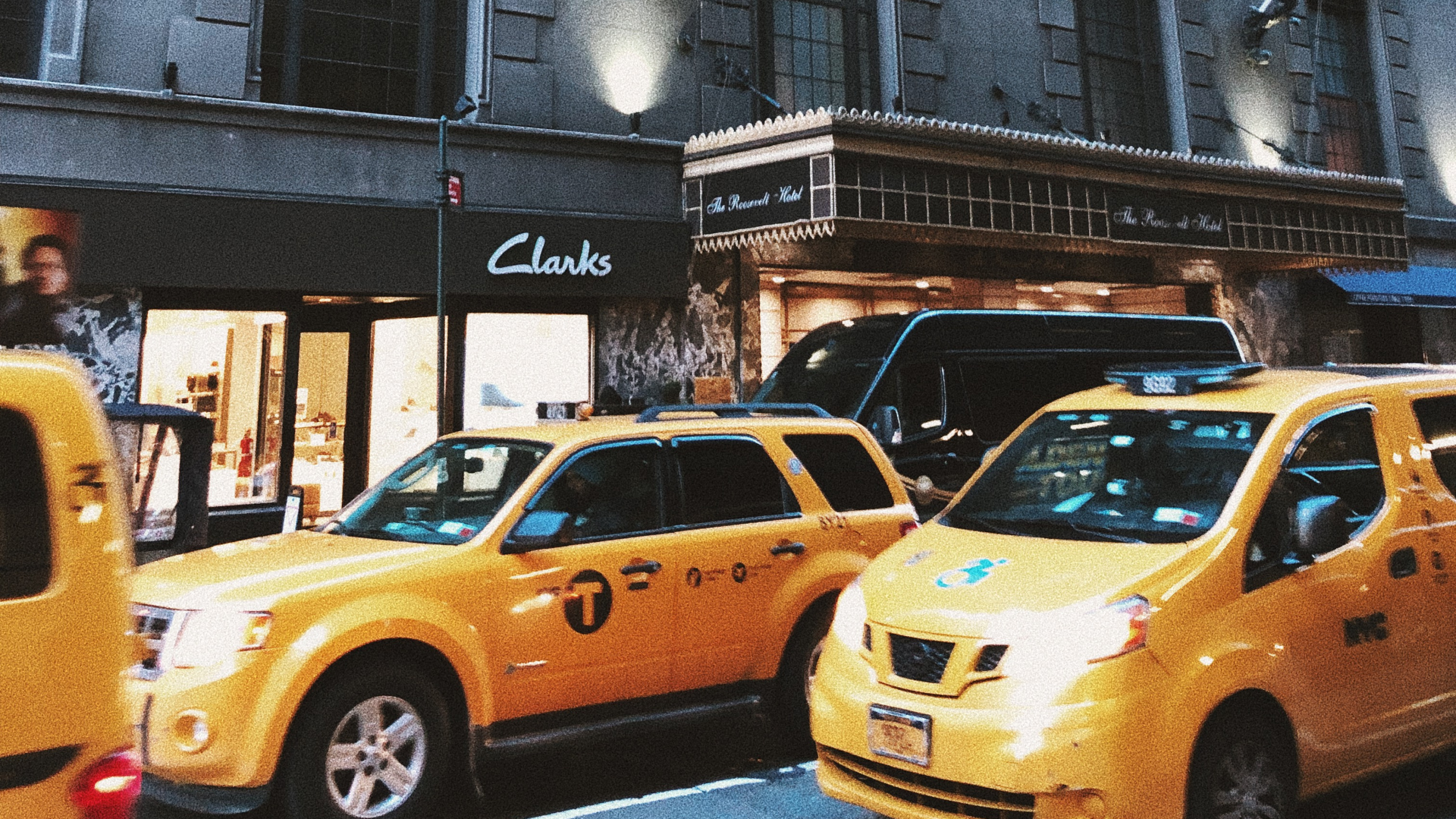 Обои компактный автомобиль, авто, желтый, городок, городской автомобиль в разрешении 2560x1440