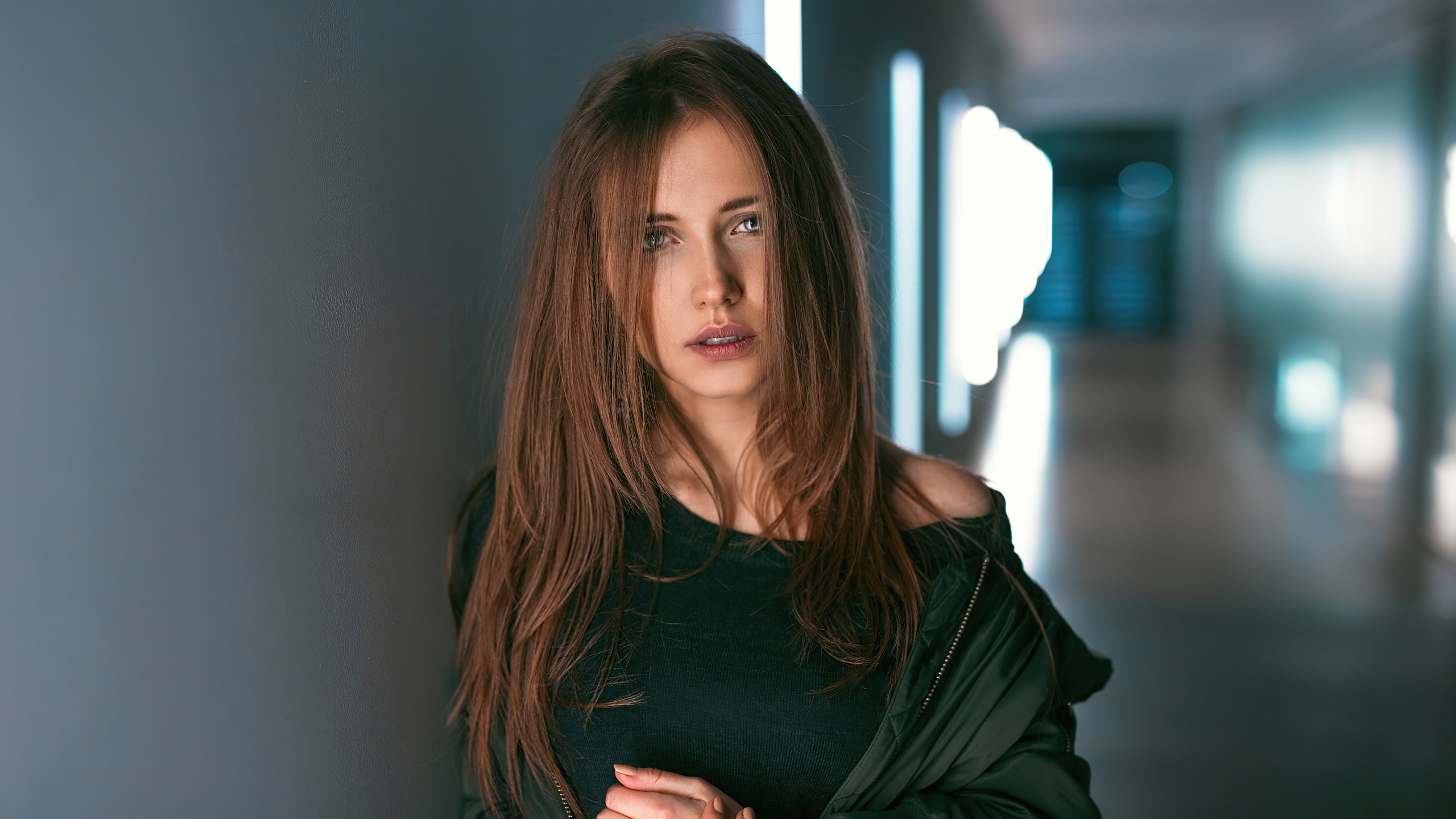 Обои красота, модель, портрет, каштановые волосы, губа в разрешении 2560x1440