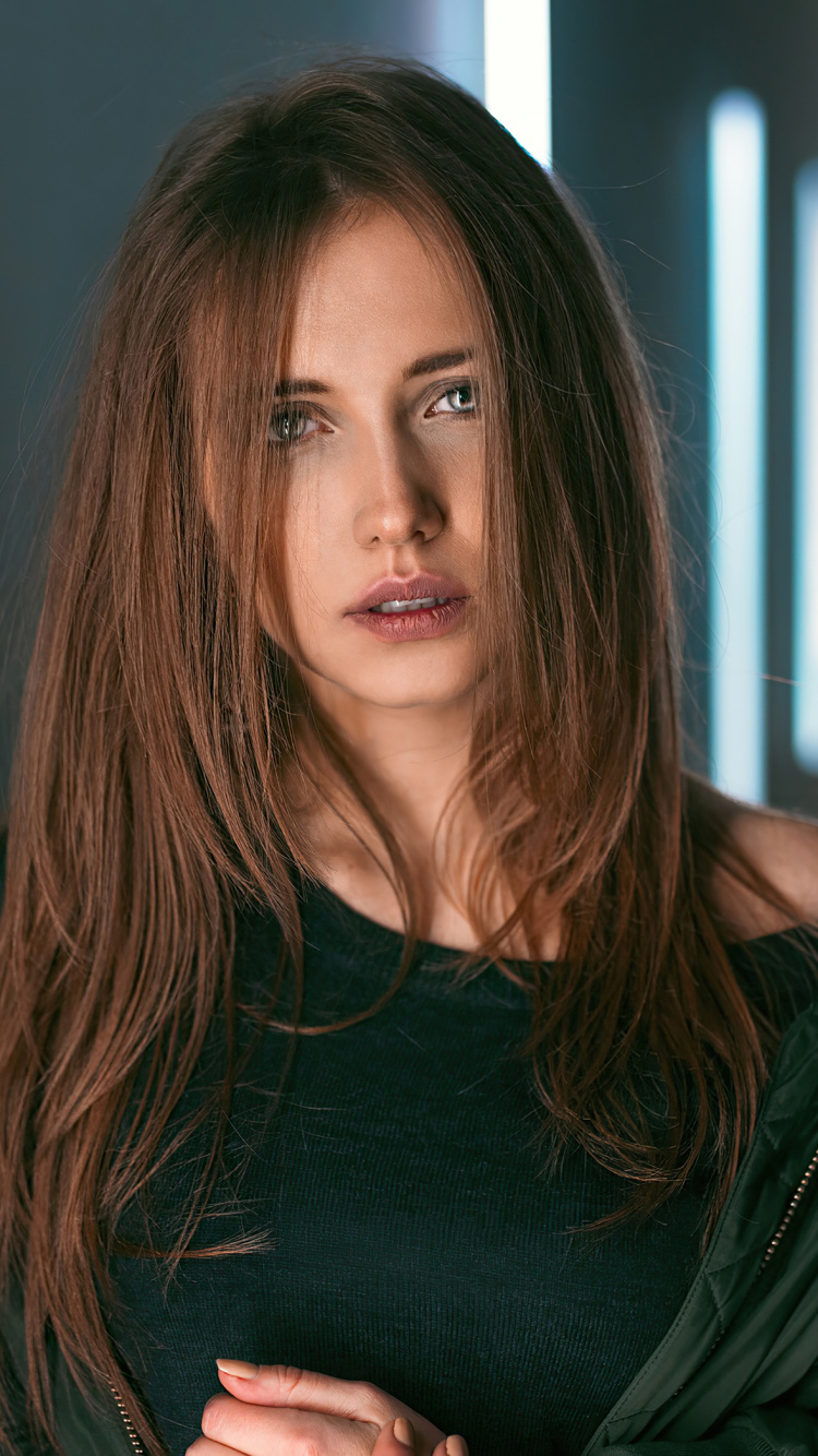 Обои красота, модель, портрет, каштановые волосы, губа в разрешении 750x1334