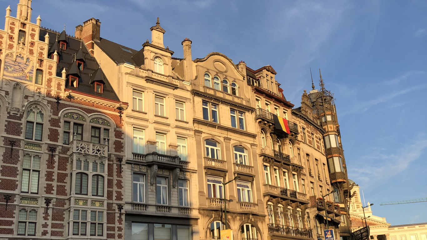 Обои окно, городок, соседство, здание, фасад в разрешении 1366x768