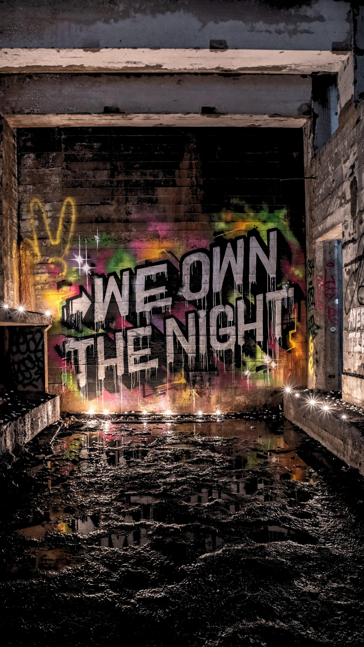 Обои граффити стена ночь, стена, граффити, ночь, арт в разрешении 1440x2560