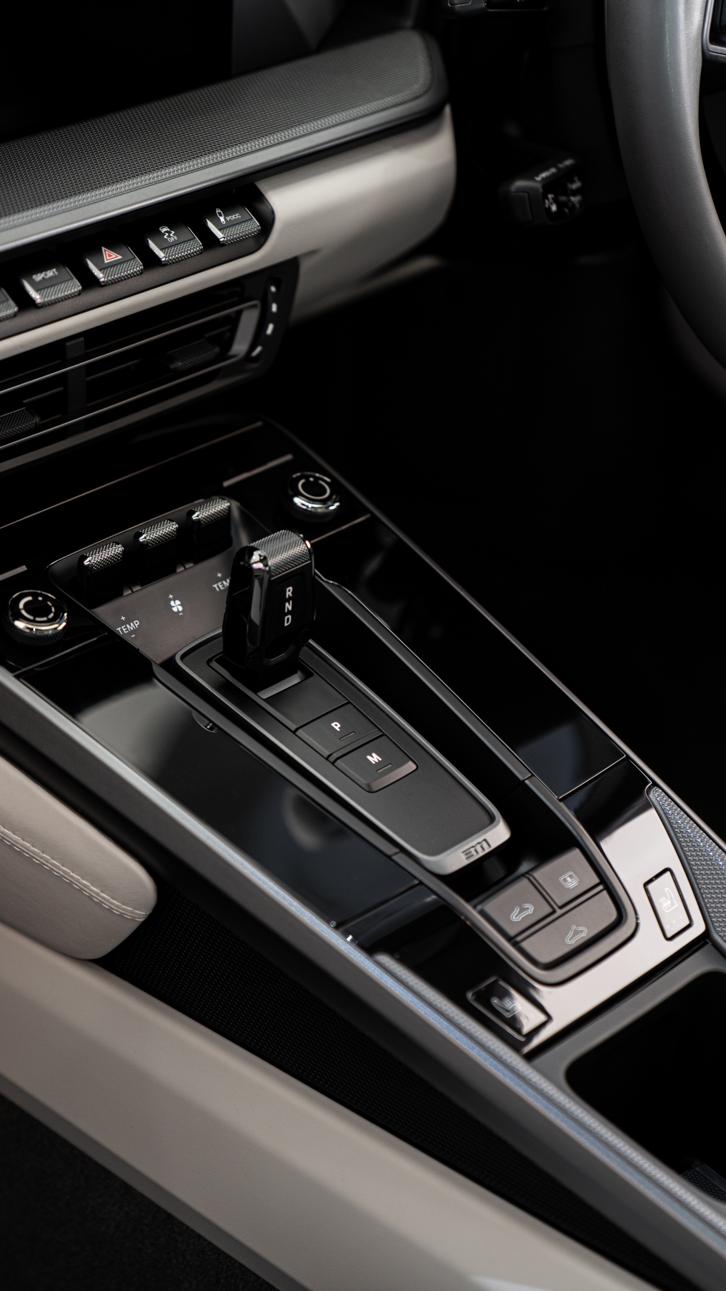 Обои audi, bmw, рулевое колесо, личный роскошный автомобиль, рычаг в разрешении 1440x2560