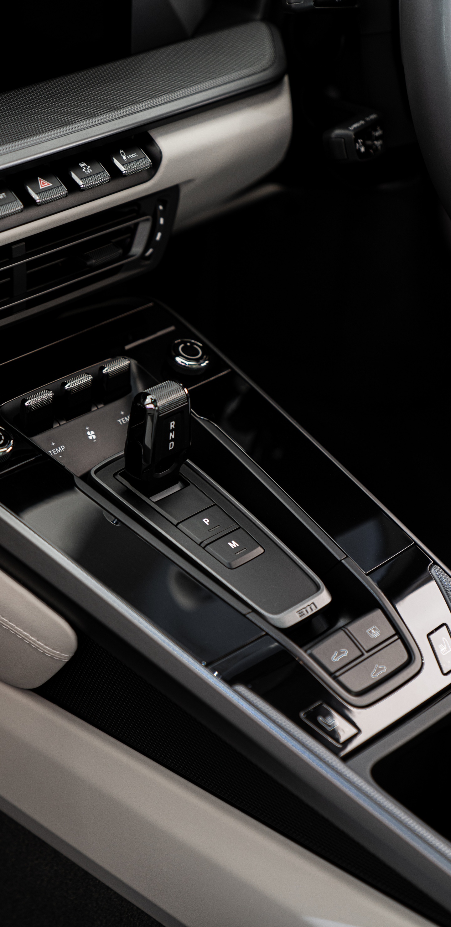 Обои audi, bmw, рулевое колесо, личный роскошный автомобиль, рычаг в разрешении 1440x2960