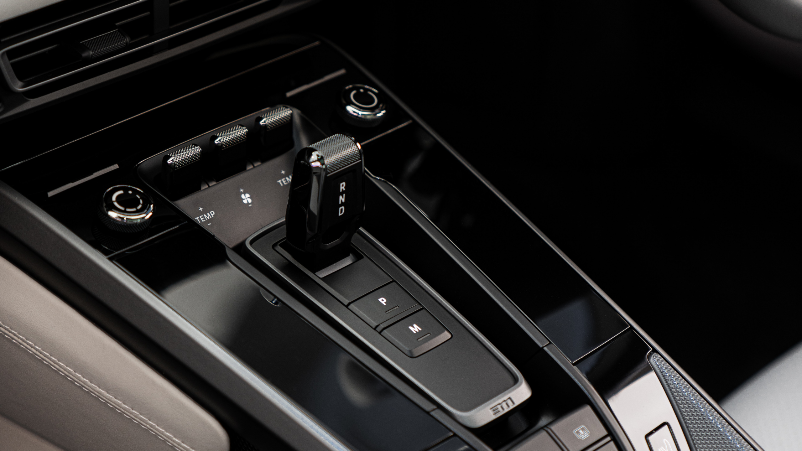 Обои audi, bmw, рулевое колесо, личный роскошный автомобиль, рычаг в разрешении 2560x1440