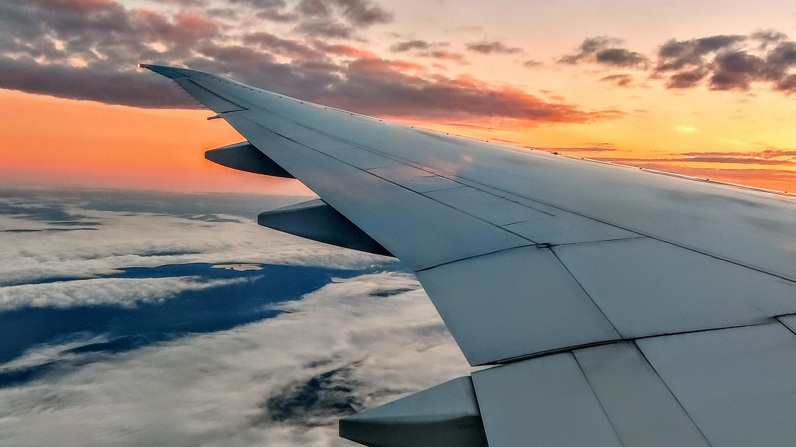 Обои просыпайся в небе, облако, атмосфера, солнечный свет, авиация в разрешении 2560x1440