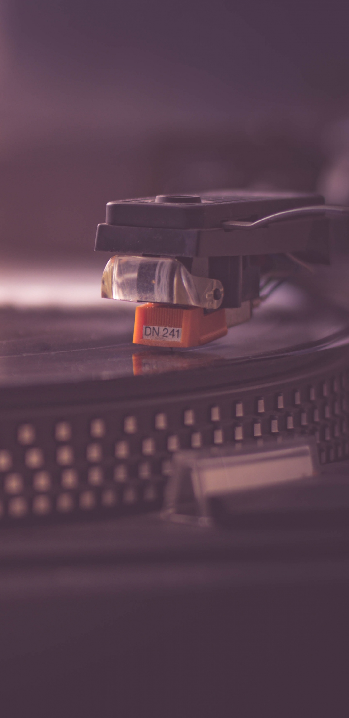 Обои грампластинка, свет, электроника, звуковое оборудование, облако в разрешении 1440x2960