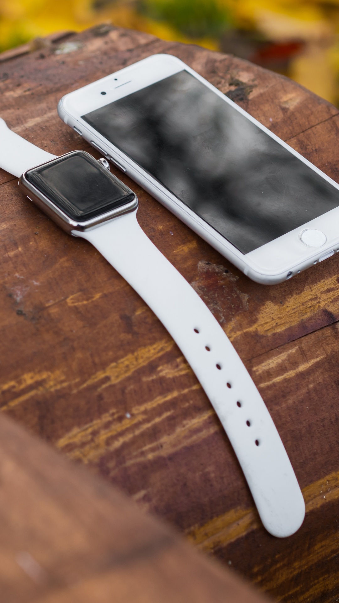 Обои Apple Watch, умные часы, apple, древесина, модный аксессуар в разрешении 1080x1920