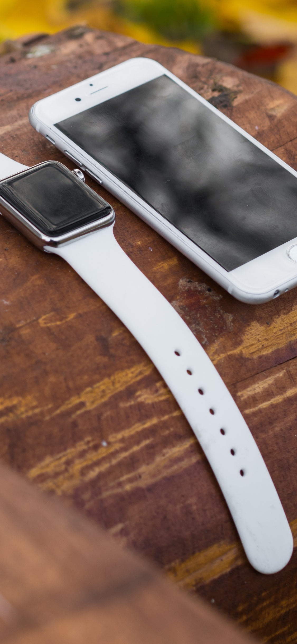 Обои Apple Watch, умные часы, apple, древесина, модный аксессуар в разрешении 1125x2436