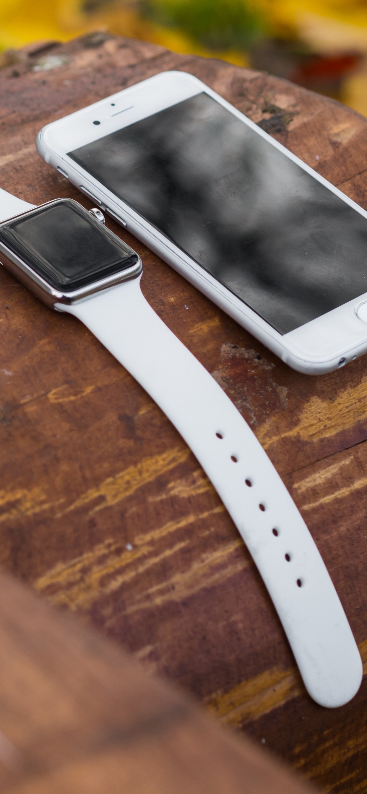 Обои Apple Watch, умные часы, apple, древесина, модный аксессуар в разрешении 1242x2688