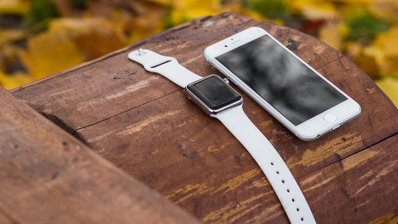 Обои Apple Watch, умные часы, apple, древесина, модный аксессуар в разрешении 1280x720