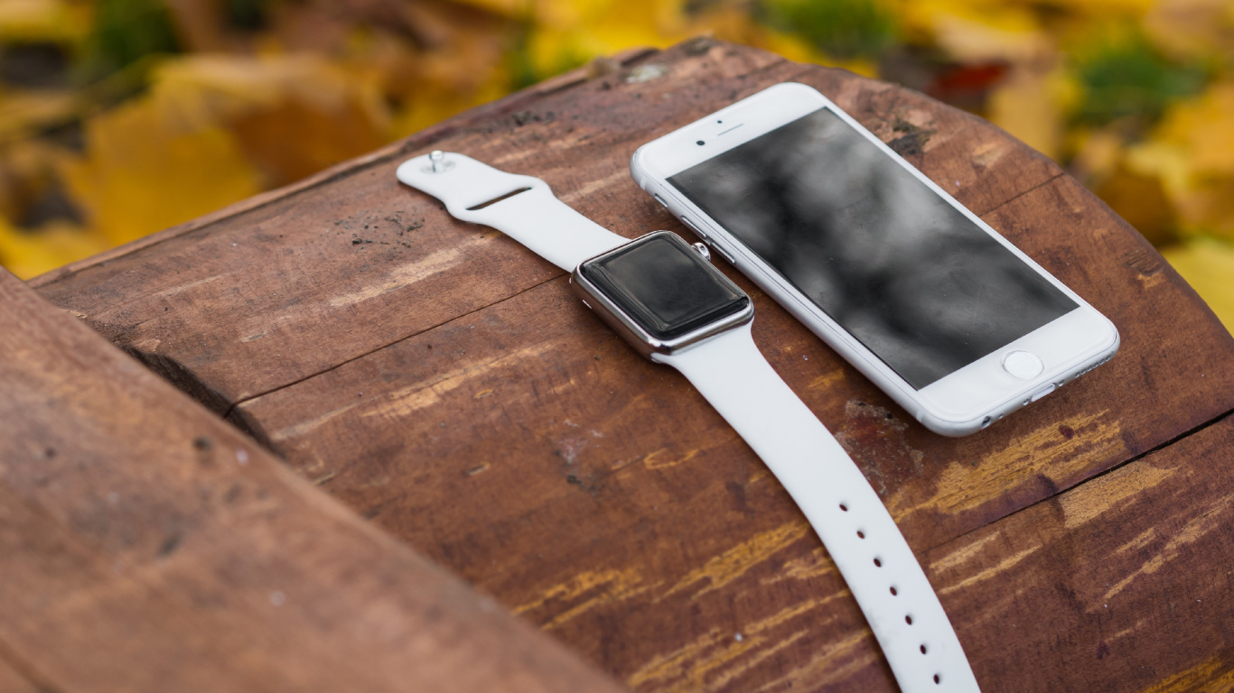 Обои Apple Watch, умные часы, apple, древесина, модный аксессуар в разрешении 1366x768