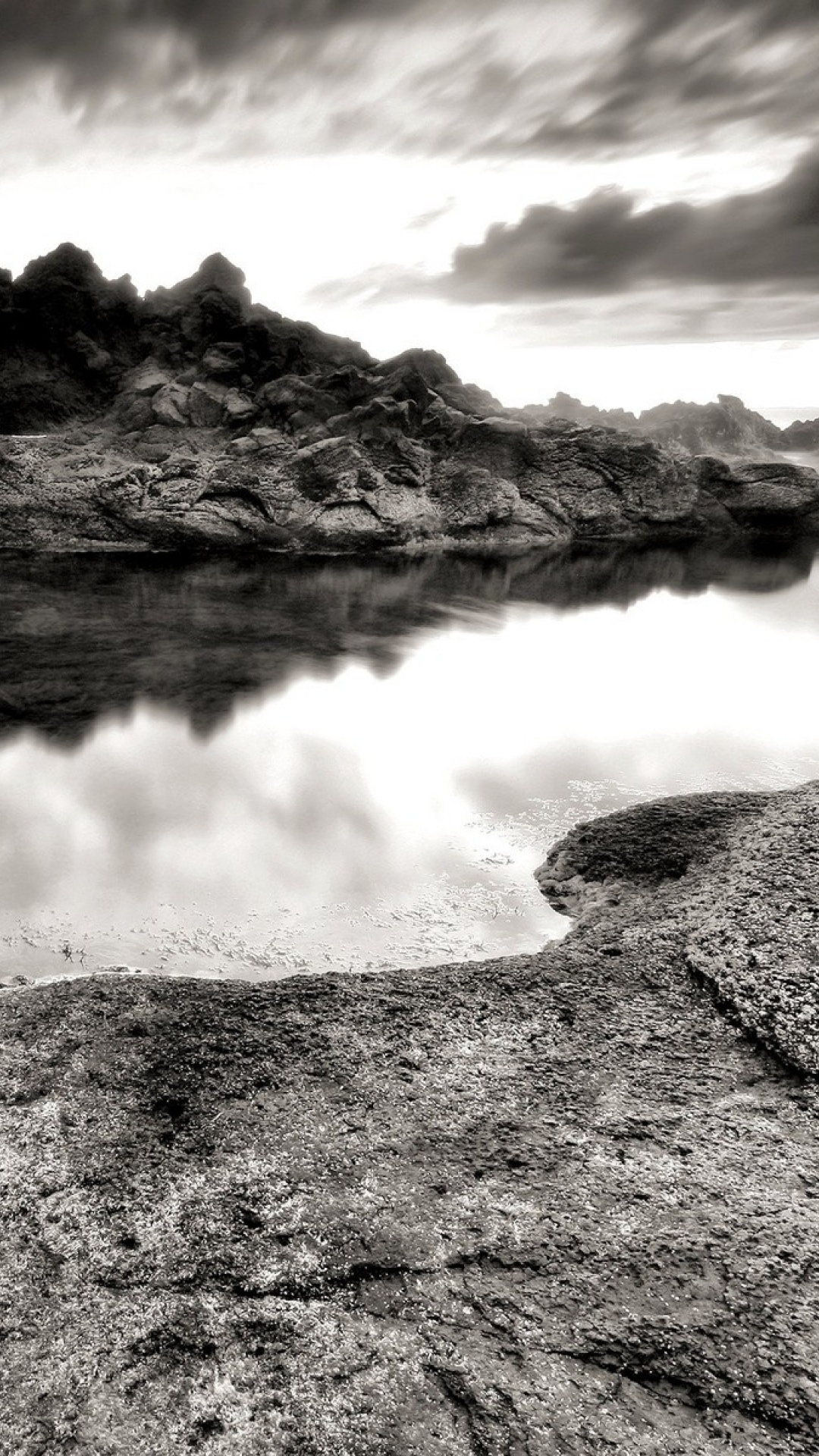 Обои черный и белый, природа, вода, море, рок в разрешении 1080x1920