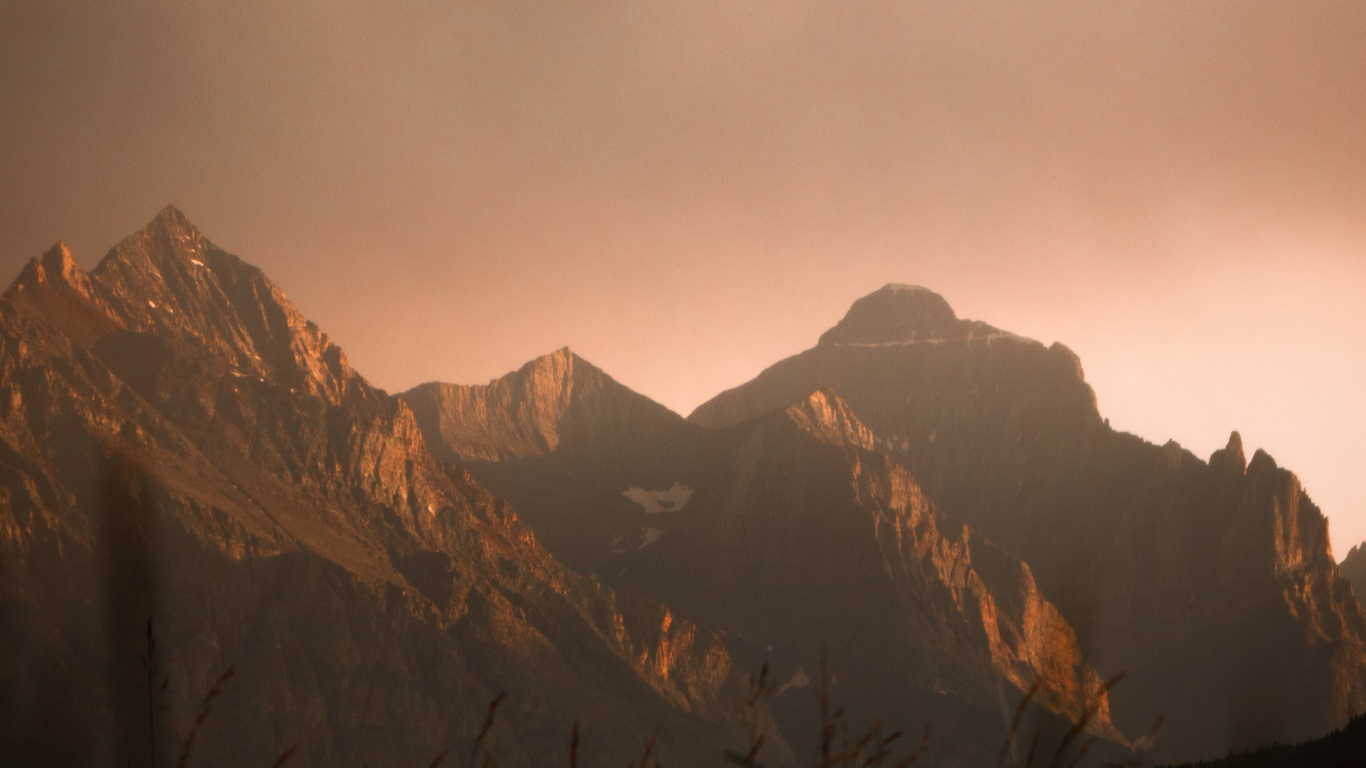 Обои горный хребет, гора, нагорье, горный рельеф, природа в разрешении 1366x768