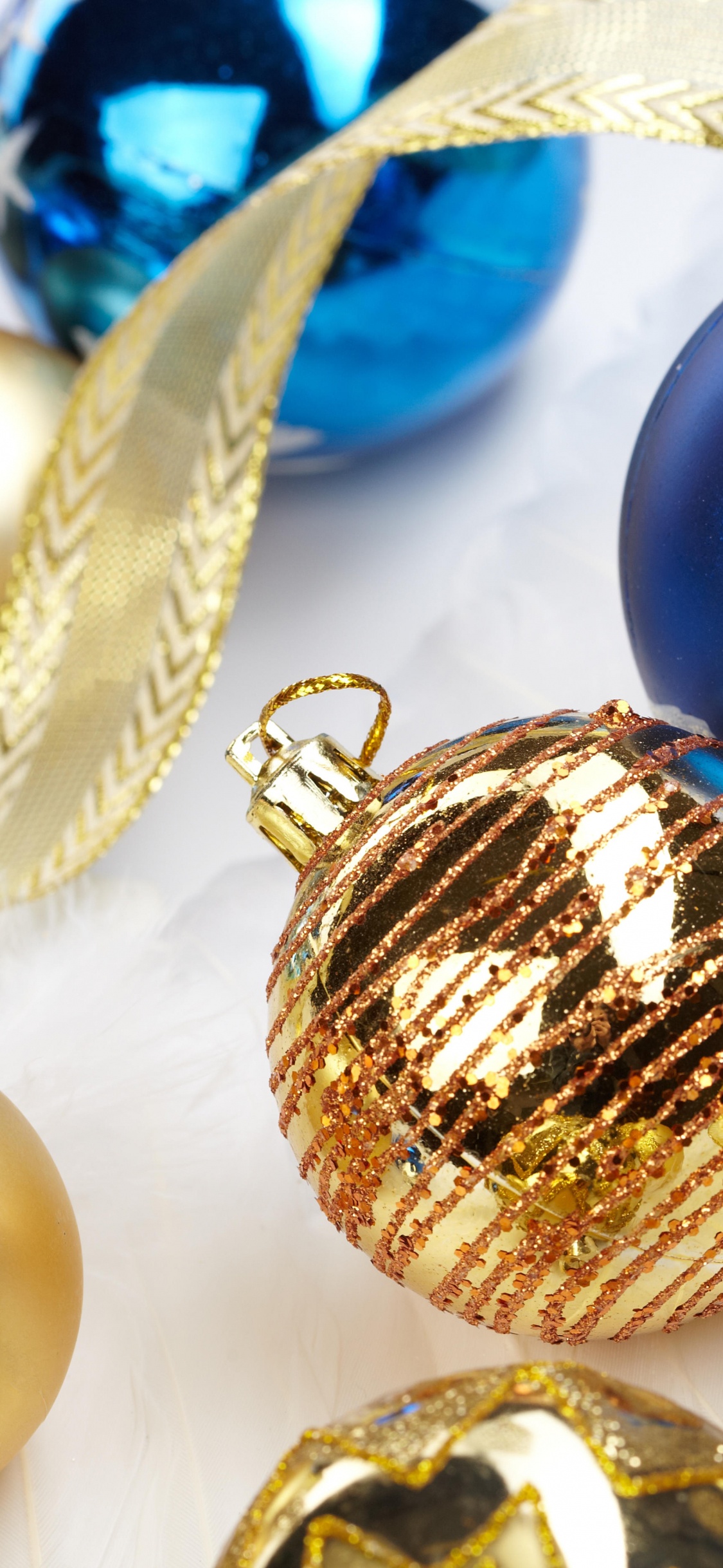 Обои Рождественский день, рождественский орнамент, елка, Рождественские украшения, декор в разрешении 1125x2436