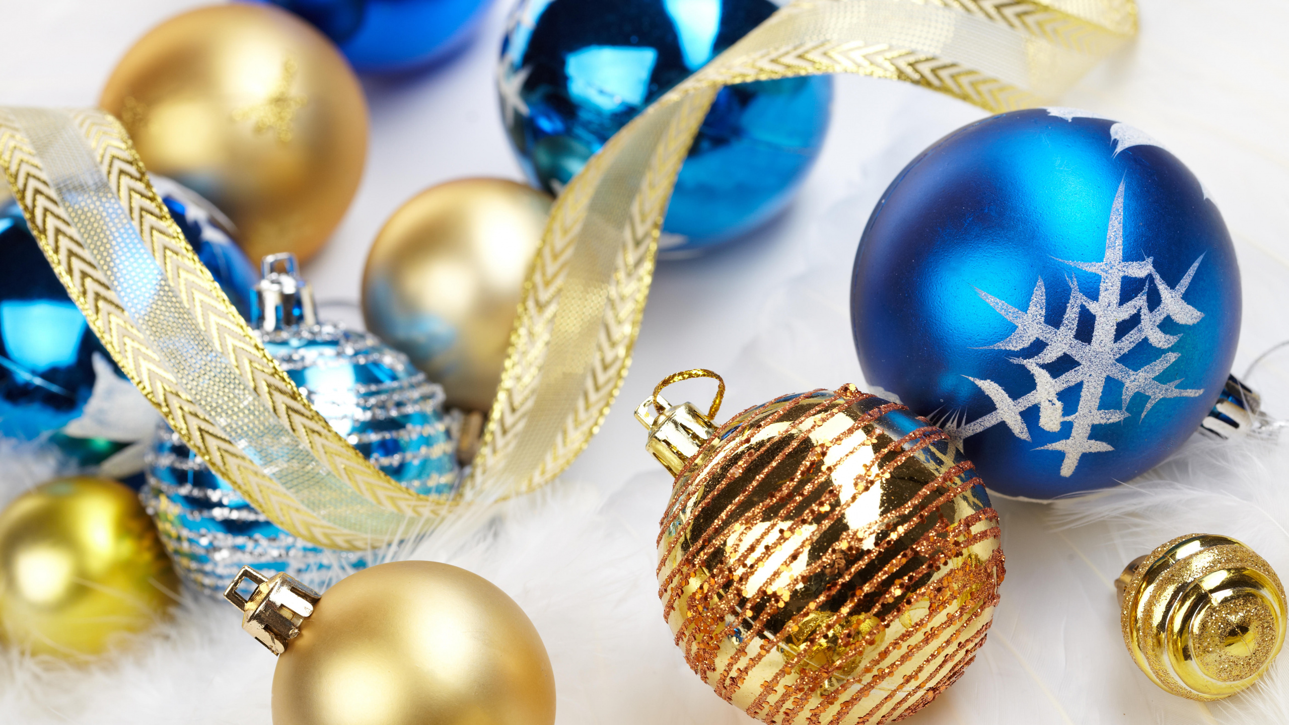 Обои Рождественский день, рождественский орнамент, елка, Рождественские украшения, декор в разрешении 2560x1440