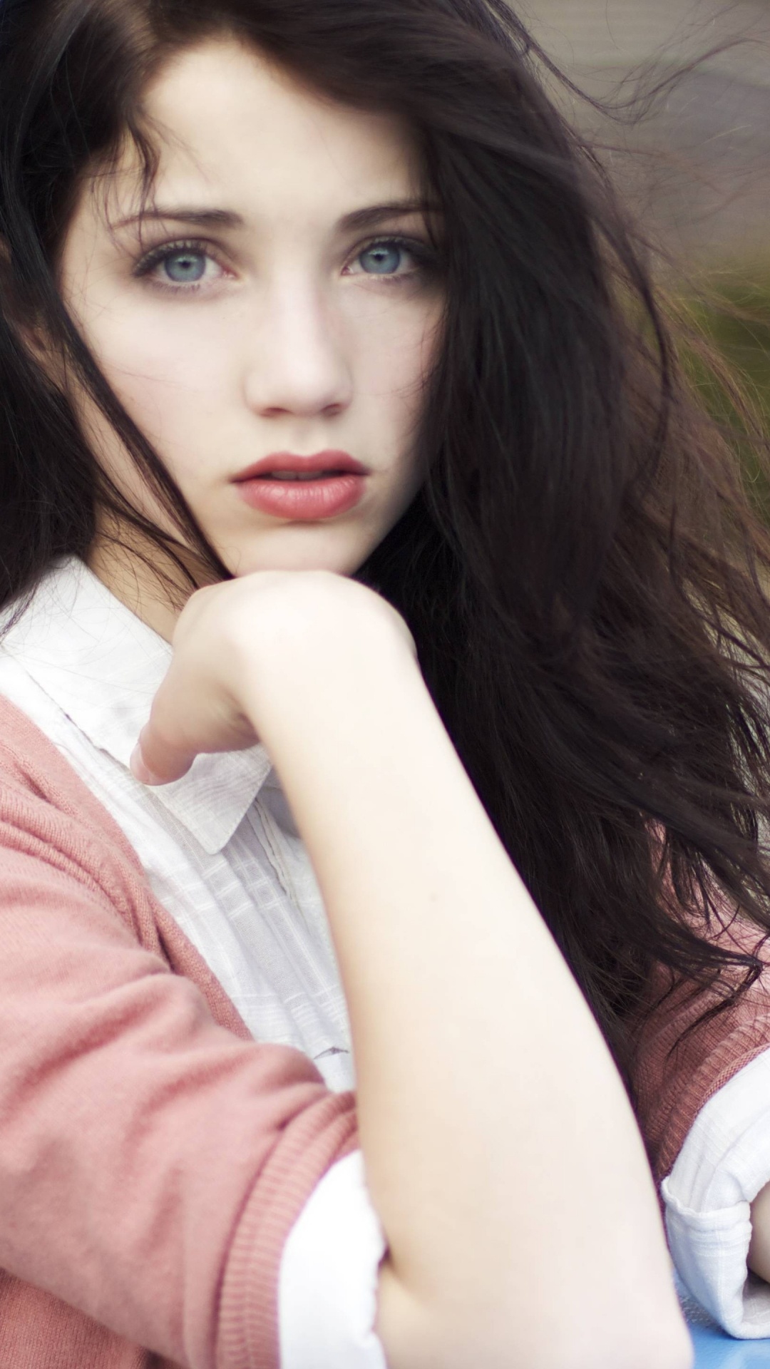 Обои девушка черные волосы голубые глаза, волосы, каштановые волосы, Цвет глаз, длинные волосы в разрешении 1080x1920