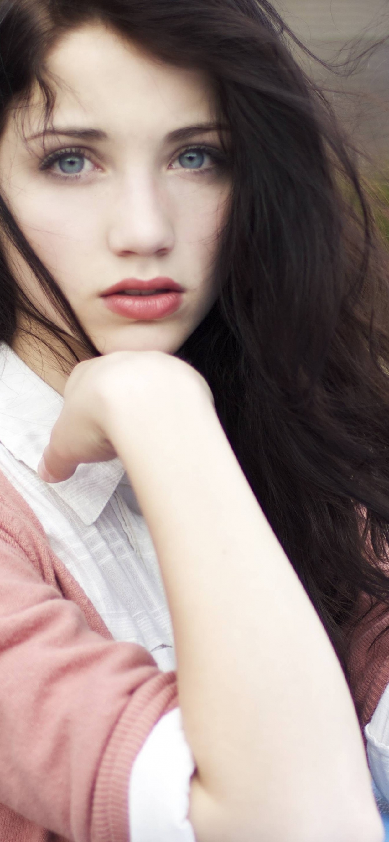 Обои девушка черные волосы голубые глаза, волосы, каштановые волосы, Цвет глаз, длинные волосы в разрешении 1242x2688