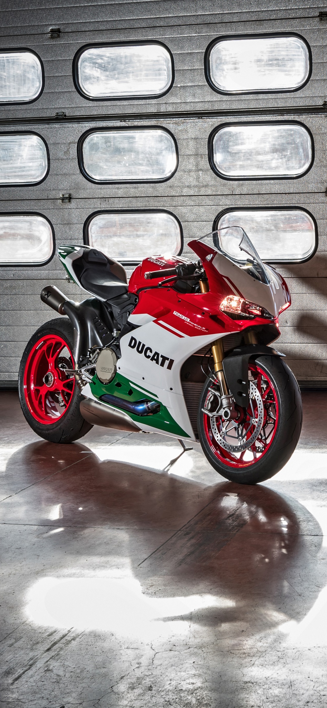 Обои дукати 1299, ducati, мотоцикл, чемпионат мира по супербайку, V-образный двигатель в разрешении 1125x2436