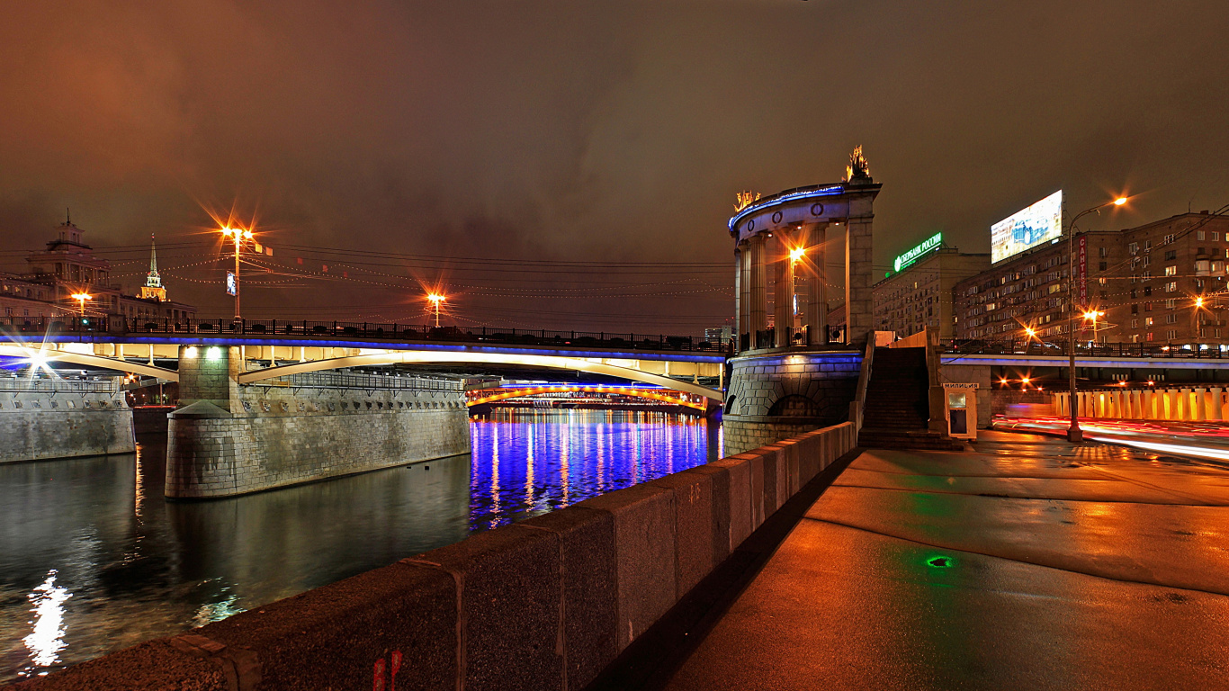 Обои отражение, ночь, мост, свет, водный путь в разрешении 1366x768