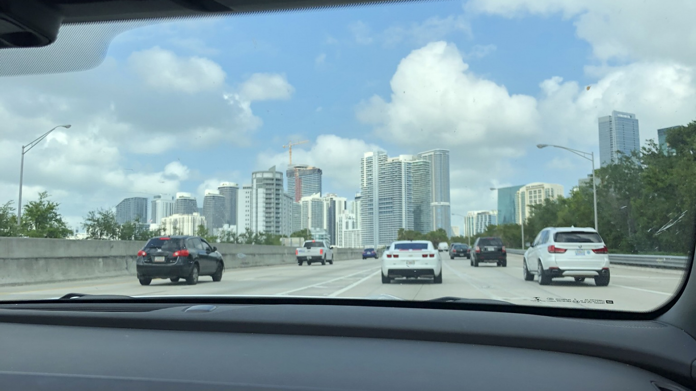 Обои семейный автомобиль, Король, компактный автомобиль, автомобиль среднего размера, автомобильное зеркало в разрешении 1366x768