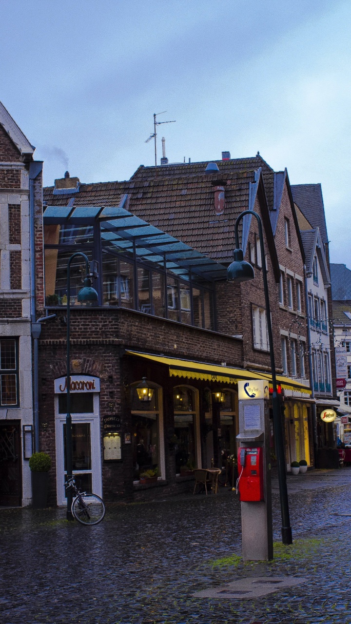 Обои улица, город, городок, соседство, здание в разрешении 720x1280