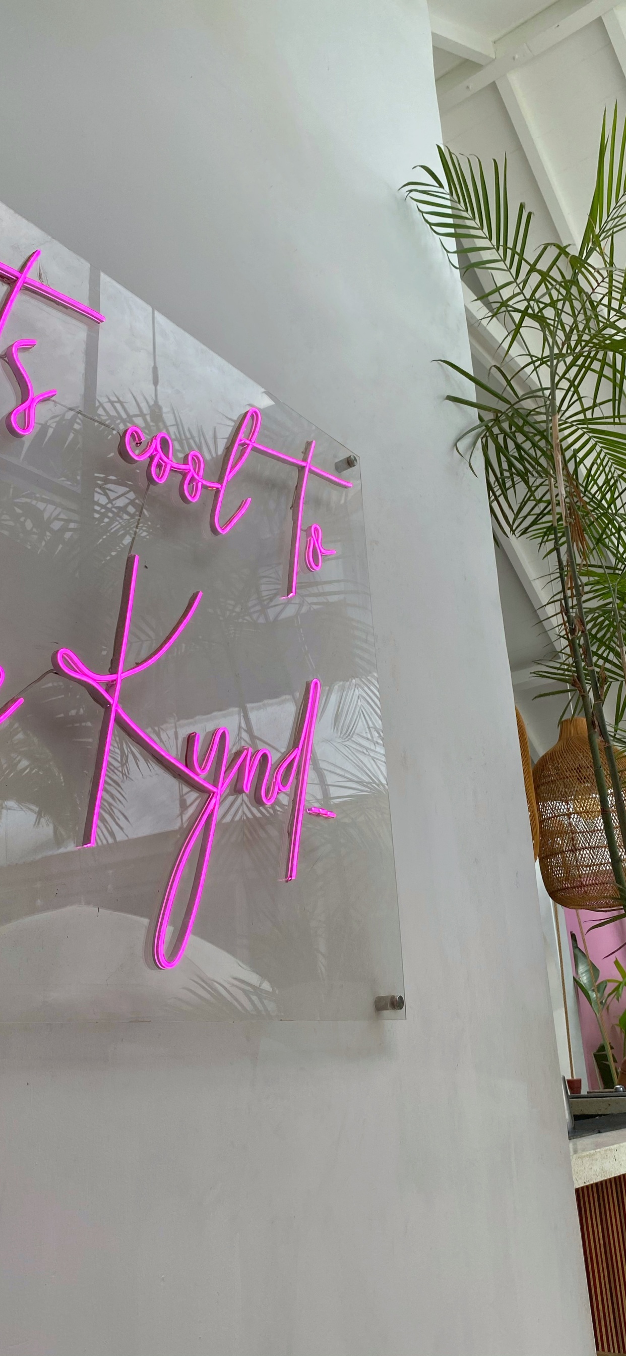 Обои стена, дизайн, пурпурный цвет, розовый, пурпур в разрешении 1242x2688