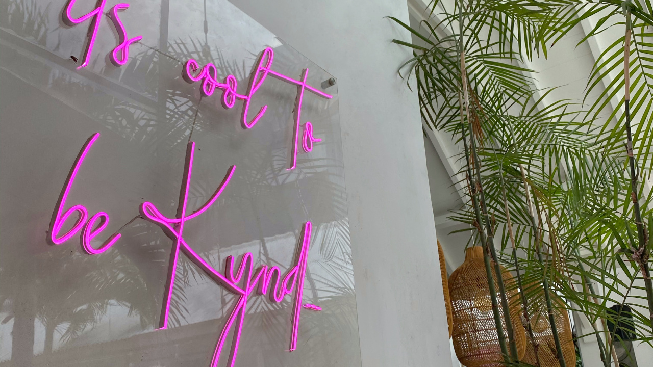 Обои стена, дизайн, пурпурный цвет, розовый, пурпур в разрешении 1280x720