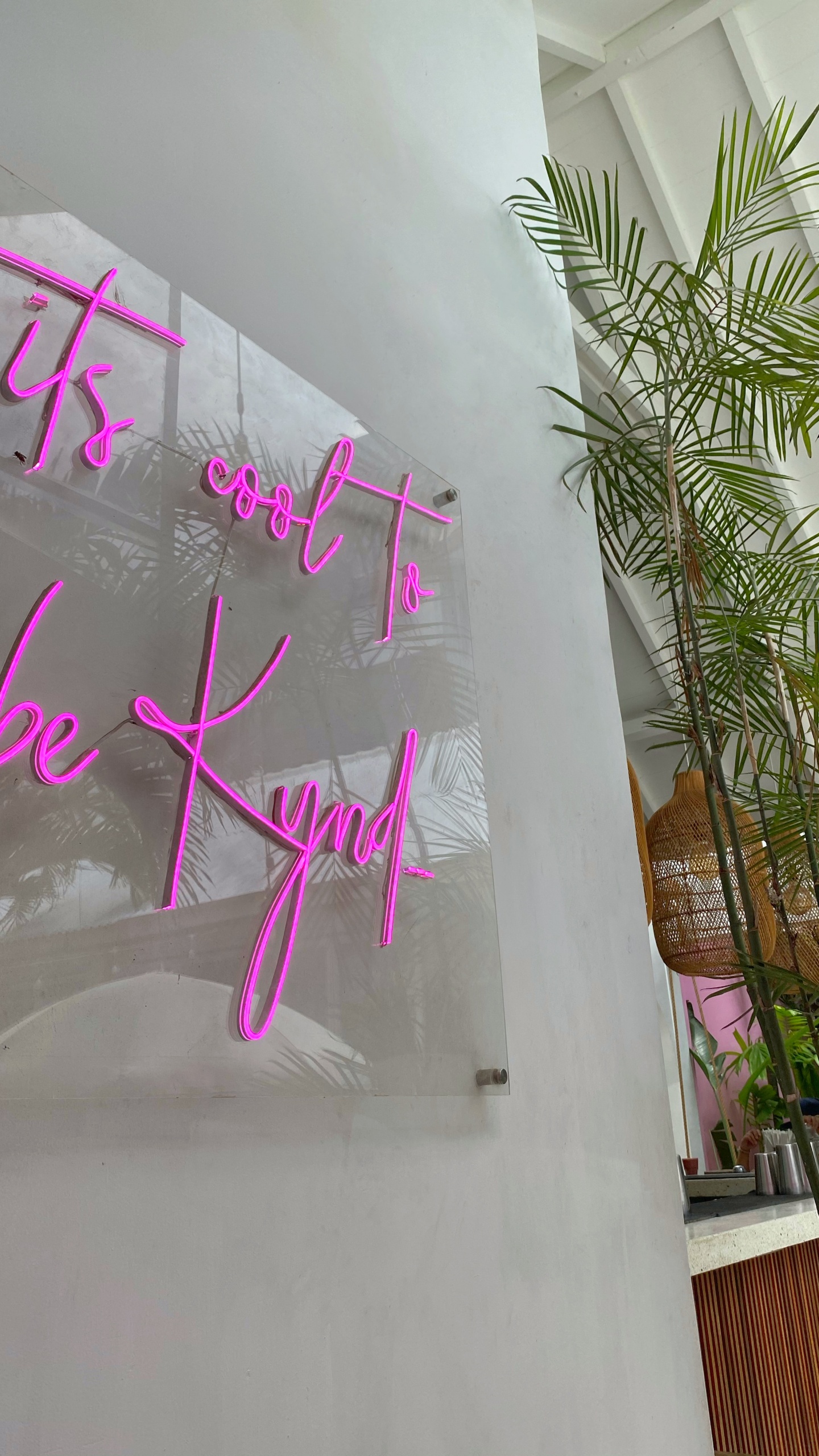 Обои стена, дизайн, пурпурный цвет, розовый, пурпур в разрешении 1440x2560