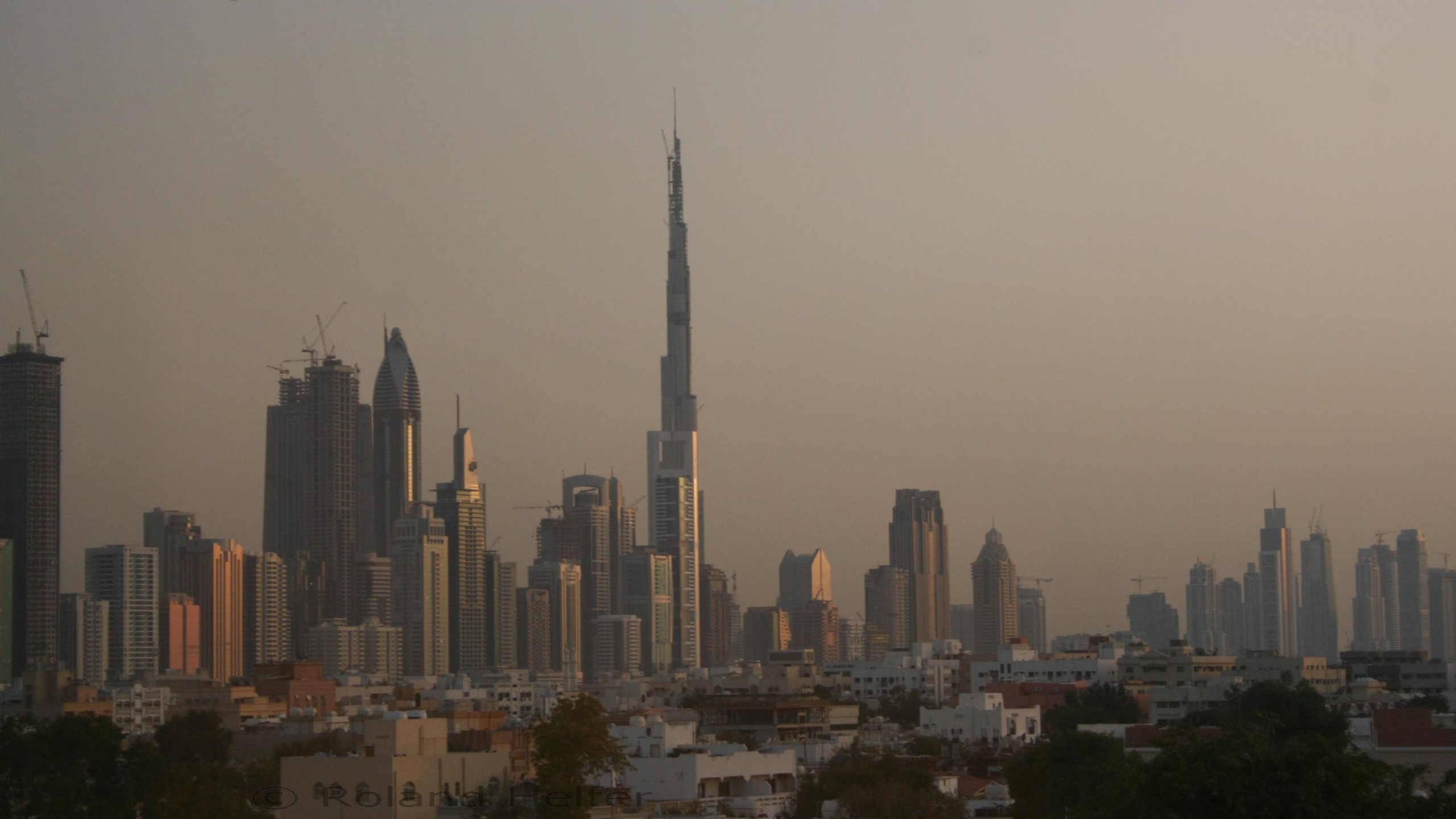 Обои линия горизонта, небоскреб, вышка, горизонт, городской пейзаж в разрешении 2560x1440