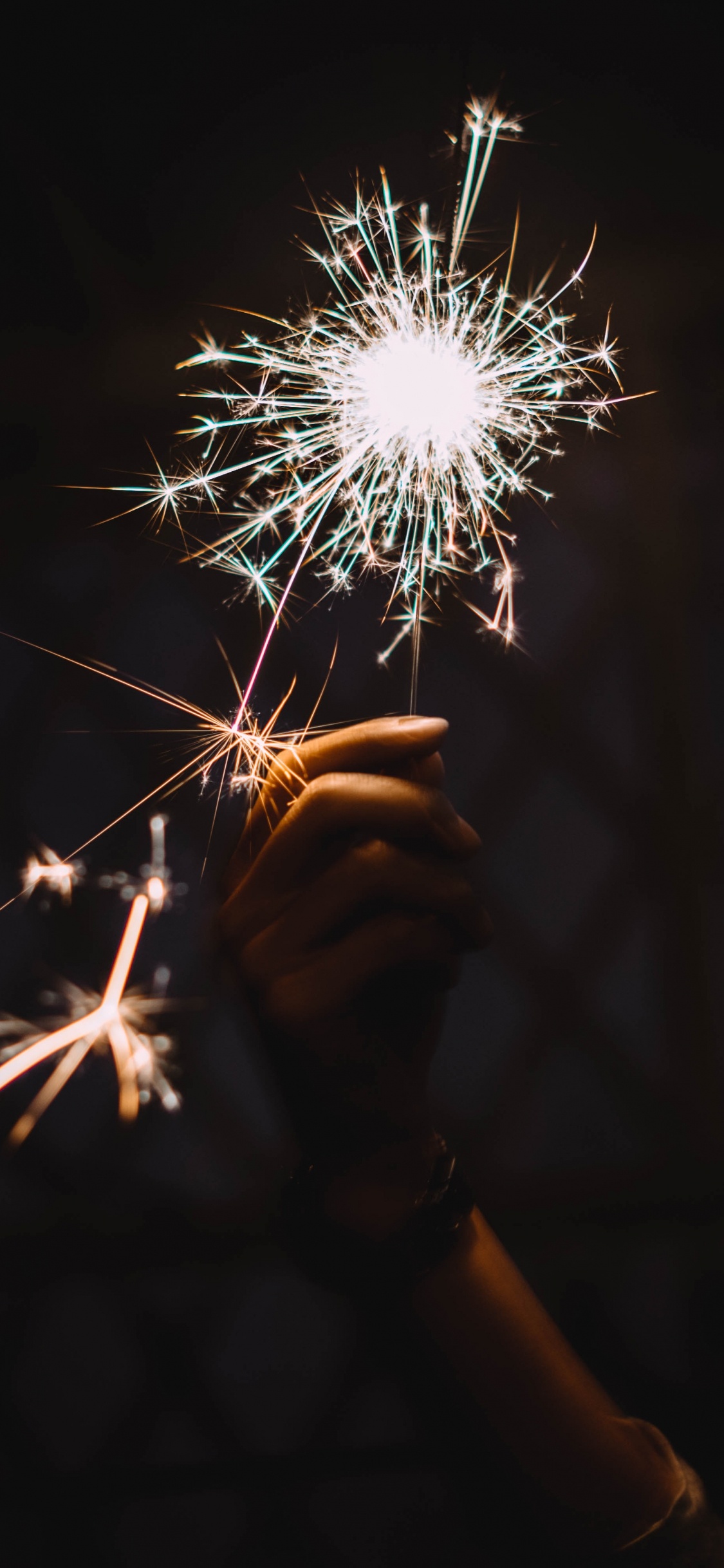 Обои огонь, салют, бенгальский огонь, ночь, темнота в разрешении 1125x2436