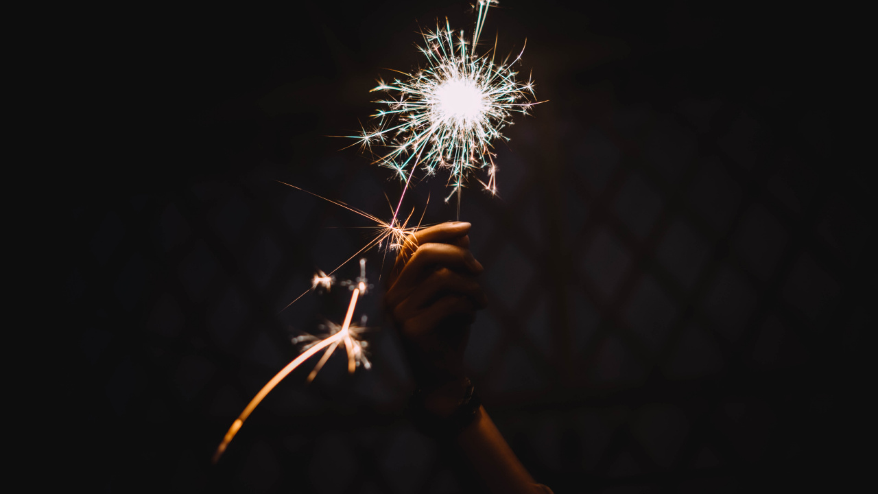 Обои огонь, салют, бенгальский огонь, ночь, темнота в разрешении 1280x720