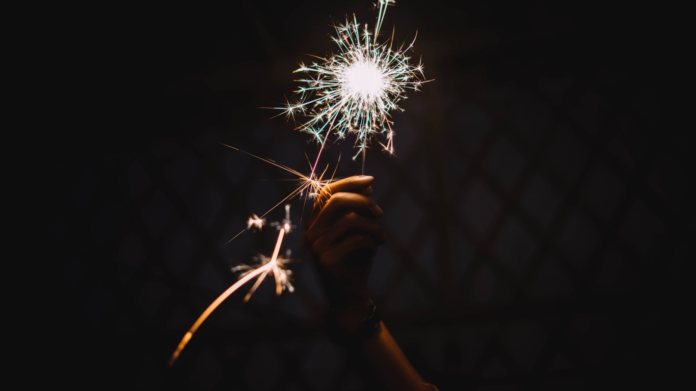 Обои огонь, салют, бенгальский огонь, ночь, темнота в разрешении 1366x768